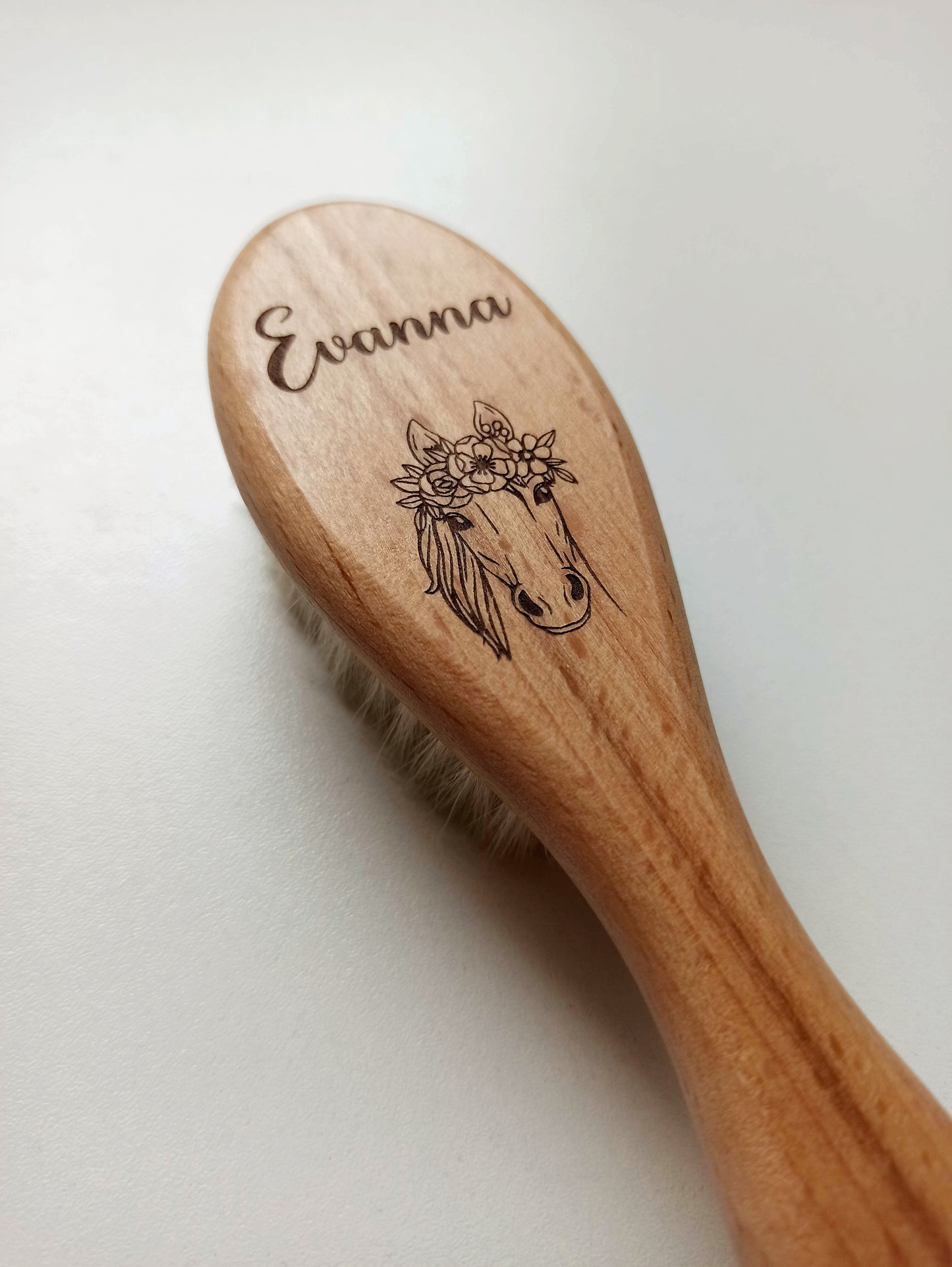 Personalisierte Haarbürste aus Holz mit weichen Borsten