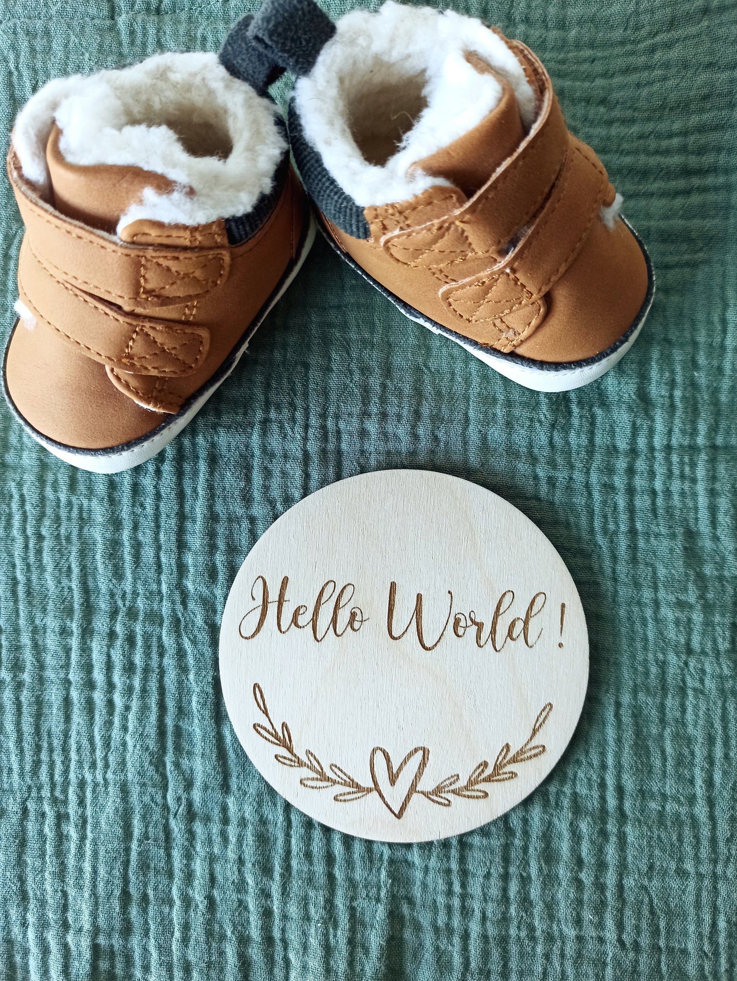 „Hello World“-Meilensteinkarte aus Holz zur Geburt